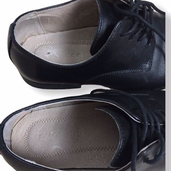 Express SZ 8 mens black leather shoes